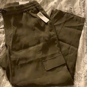NWT Cargo Crop Drawstring Pants 💚SZ MED
